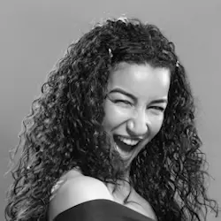 Empowering and joyful photograph of Clara Malta in a bold pose, showcasing Jussara Valente’s creative photography style.