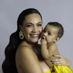 A tender moment between Thassya Giovetti and her baby daughter, showcasing the beauty of motherhood through Jussara Valente’s lens